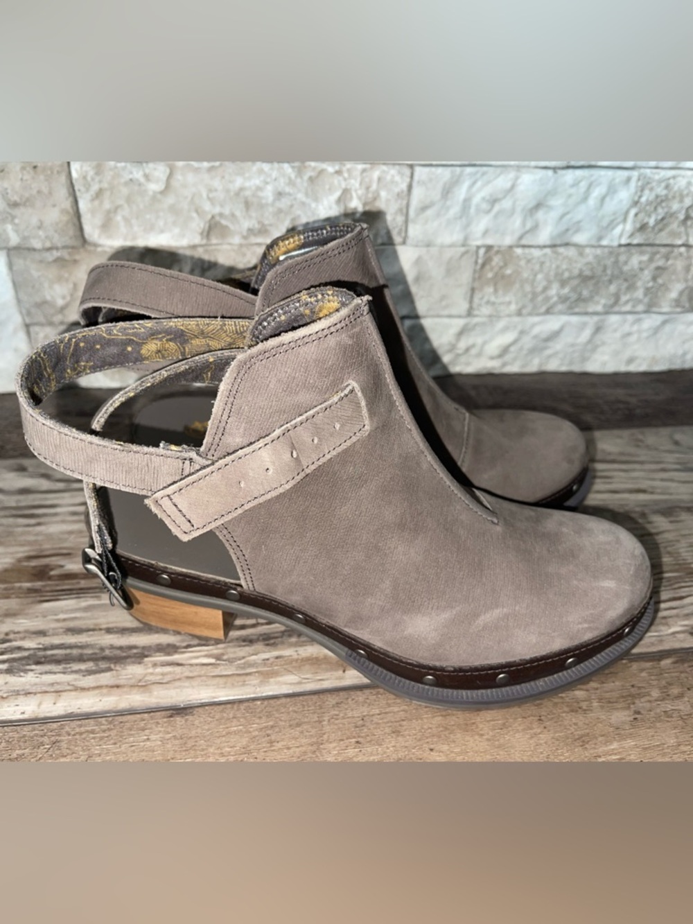 Chaco womens Cataluna clog heels shoes Gray leather studded size 6.5